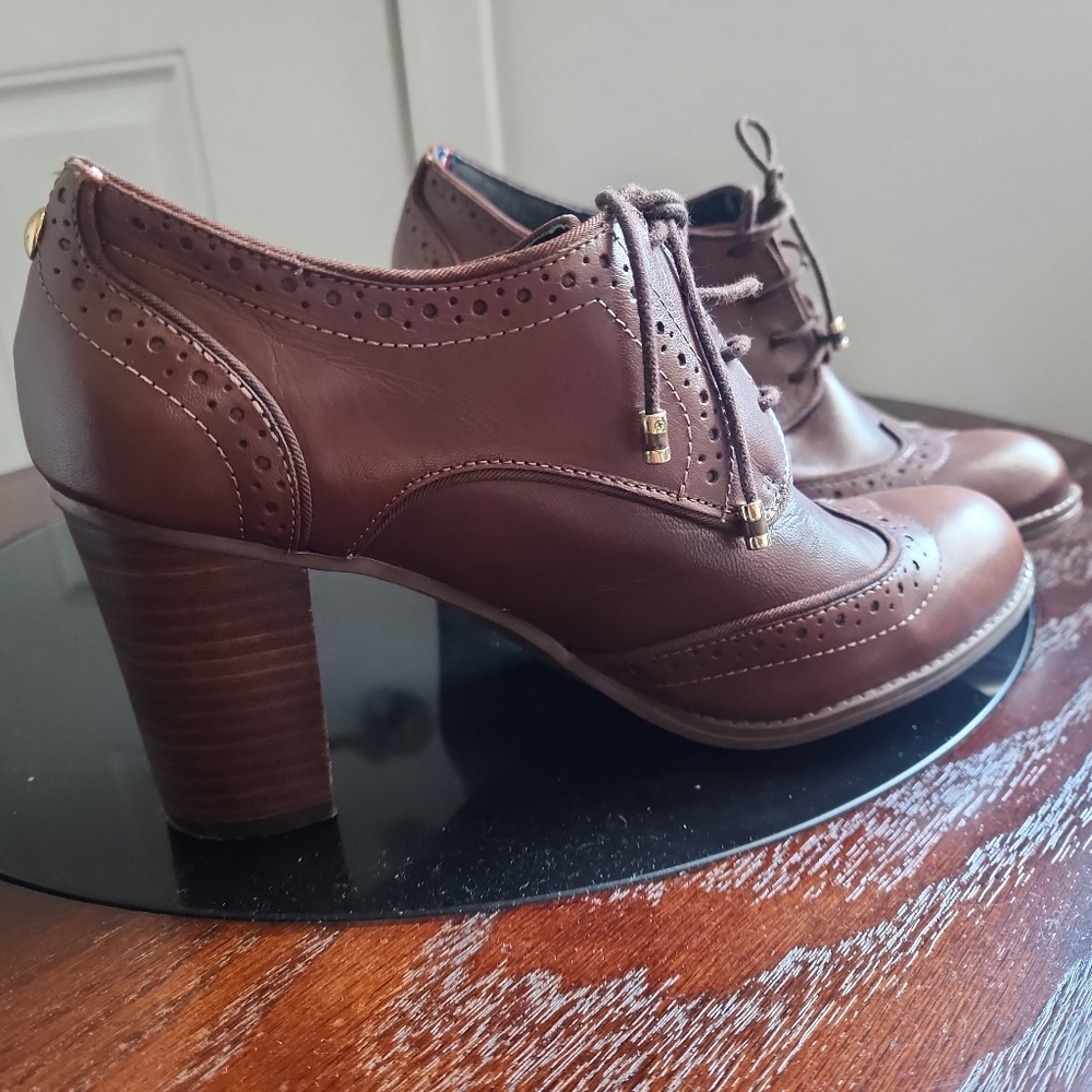 Tommy hilfiger women high heels, Size 8M. Brown.
